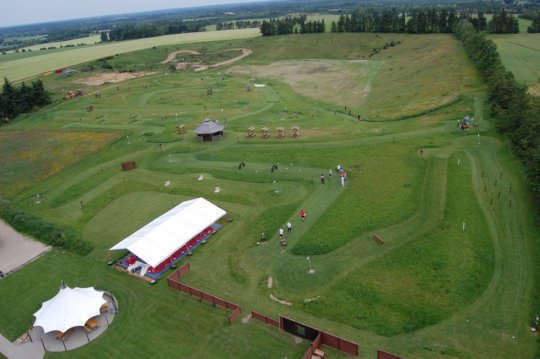 Der er mange sjove udfordringer p fodboldgolfbanen i Hejnsvig